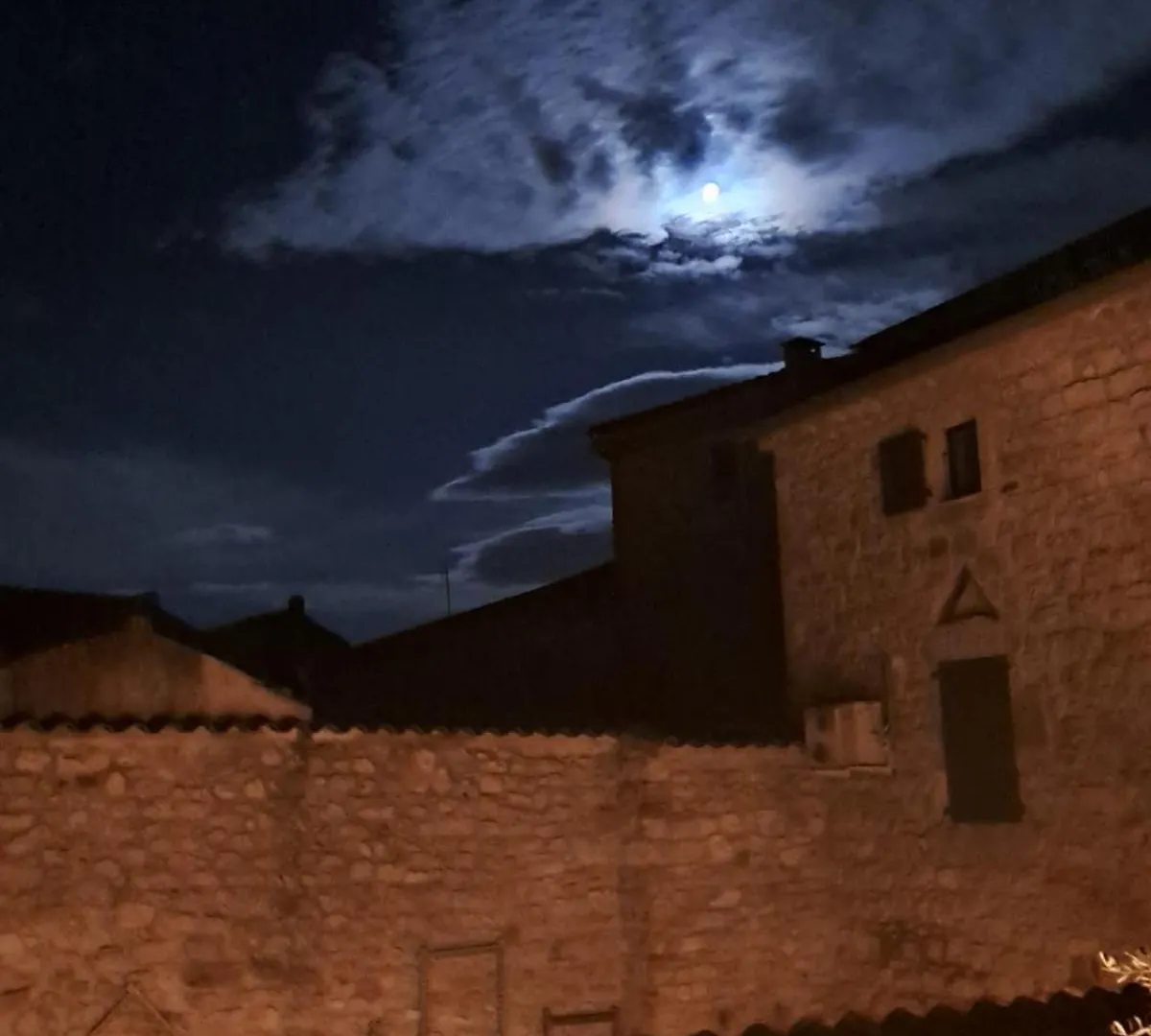 L Antre De Pierres - Chambres D'Hotes Et Gites Berrias-et-Casteljau France