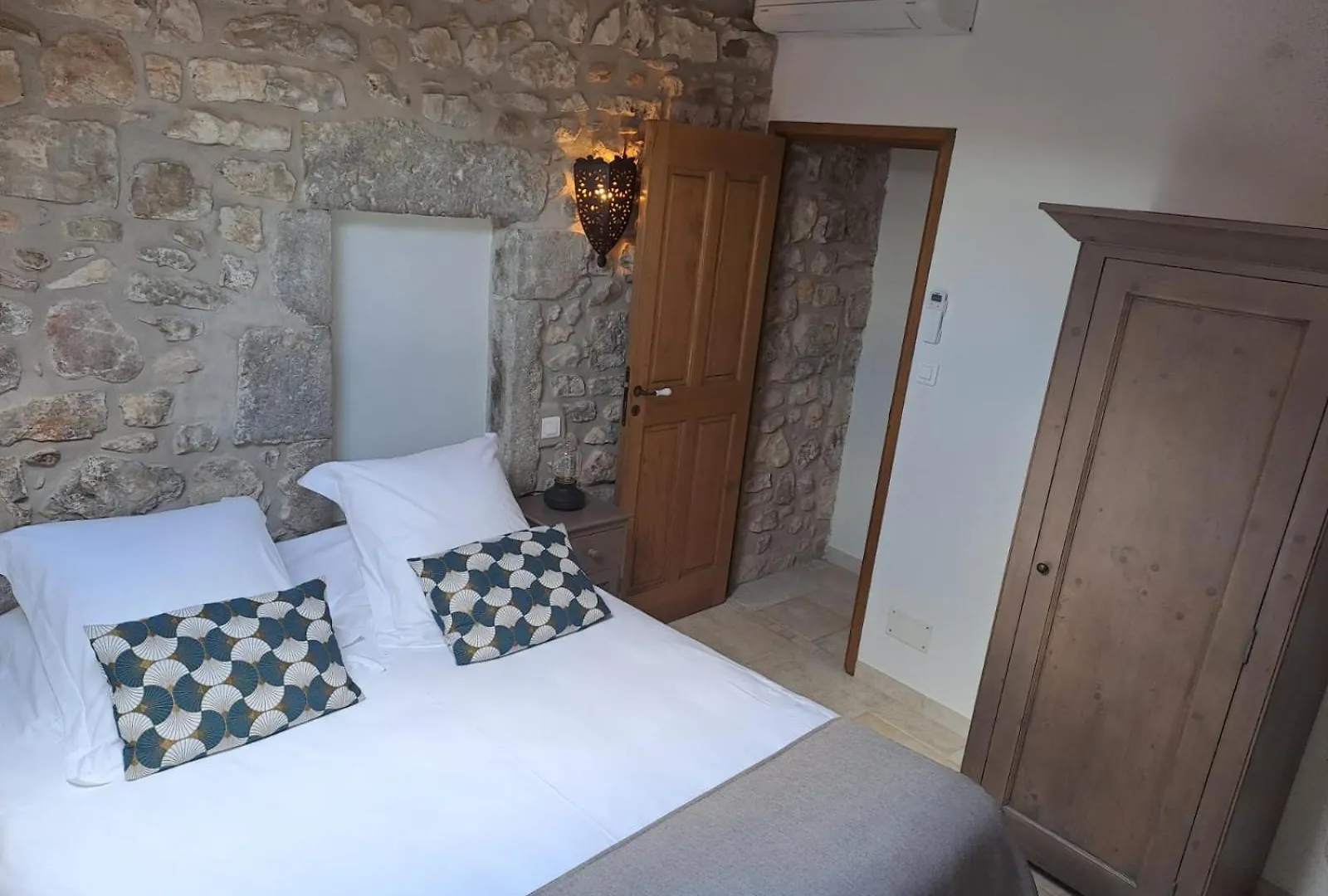 L Antre De Pierres - Chambres D'Hotes Et Gites Berrias-et-Casteljau France