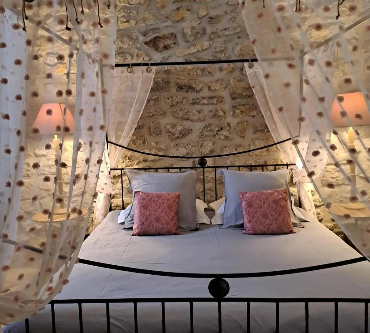L Antre De Pierres - Chambres D'Hotes Et Gites Berrias-et-Casteljau France